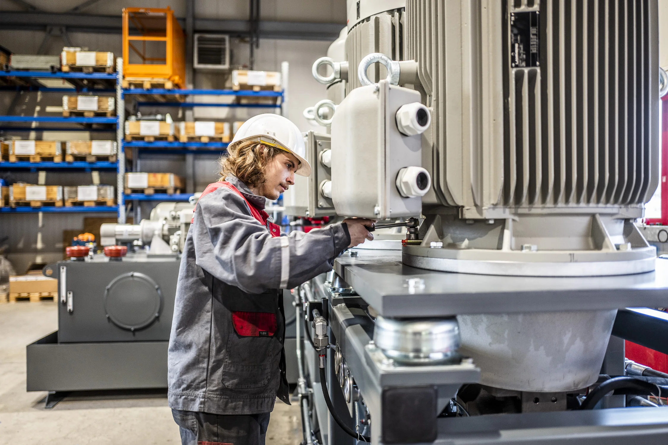 Techniker bei der Montage eines Hydraulikaggregats